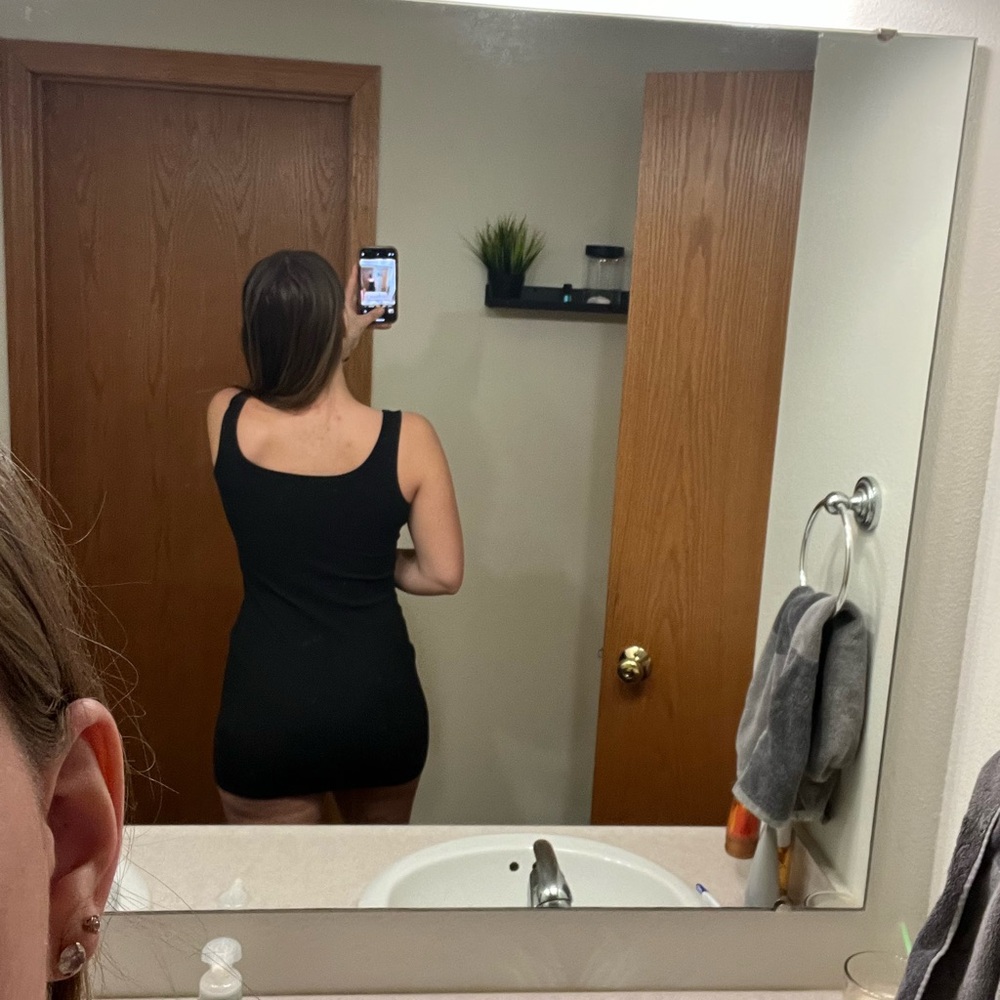 Elegant Black Sleeveless Dress - Picture 3 of 3